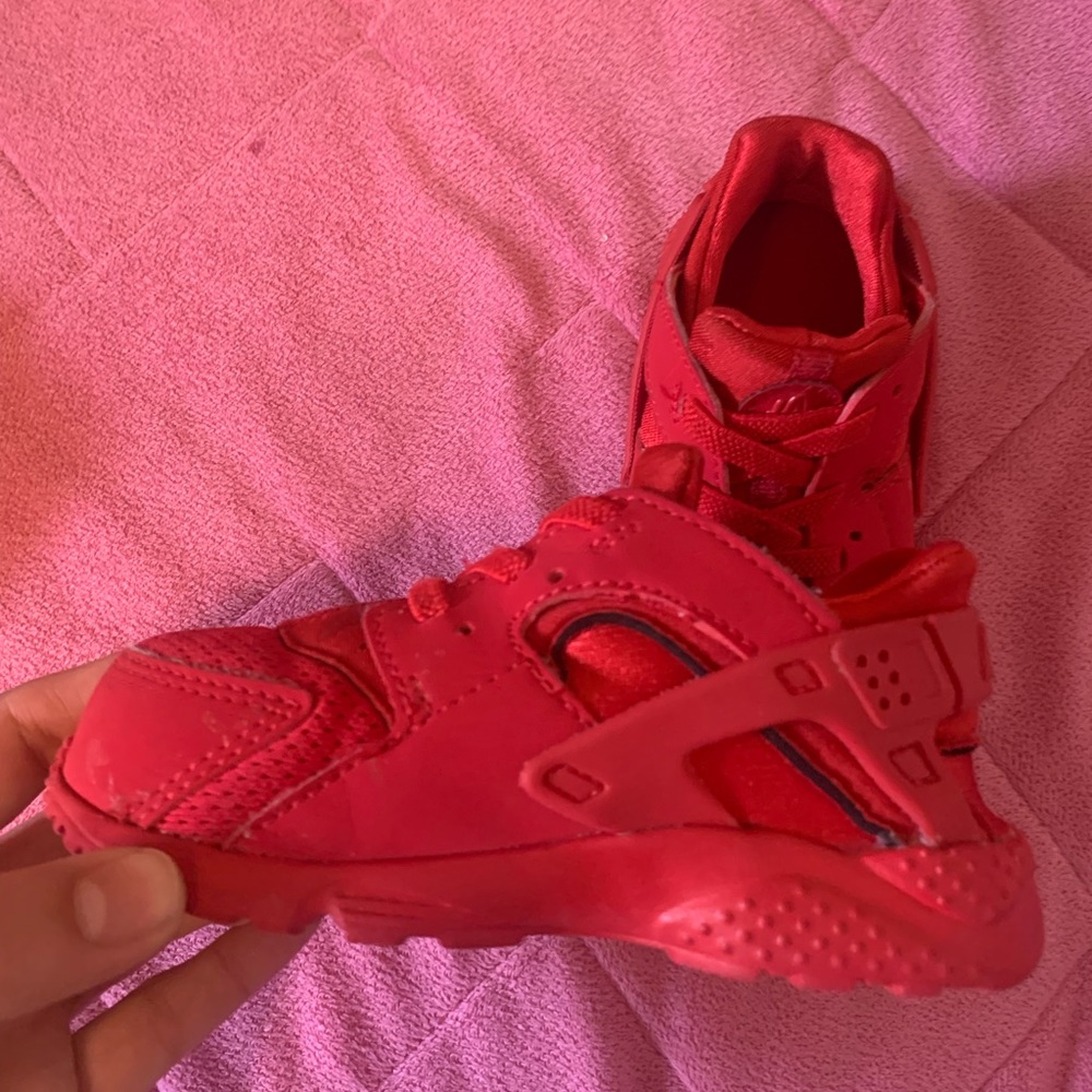 TODDLER SIZE 8 RED HUARACHES